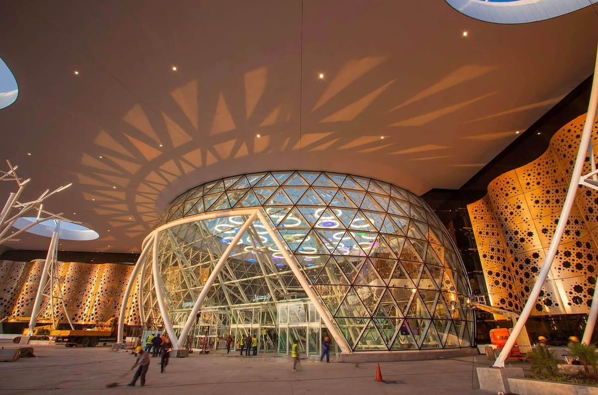 Entrée du terminal de l'aéroport de Marrakech-Ménara : dôme de verre et façade ajourée à motifs géométriques